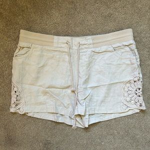 Love Free Cream Linen Crochet Shorts